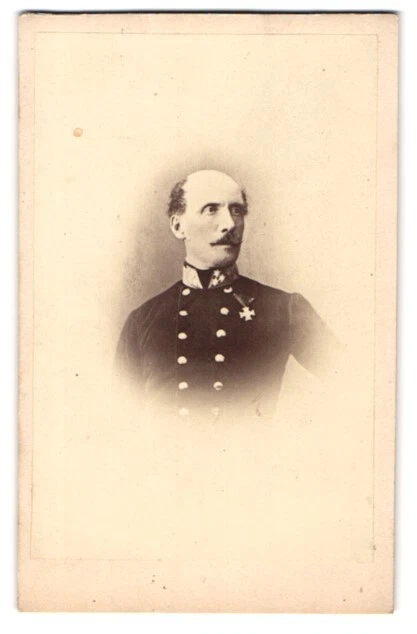 Fotografie unbekannter Fotograf und Ort, K. K. Soldat in Uniform mit Orden an d