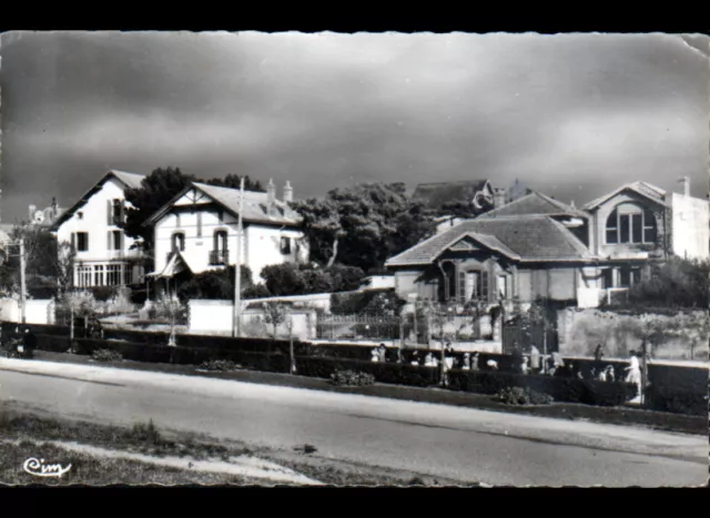 PREFAILLES (44) VILLAS animées , Avenue de la PLAGE en 1959