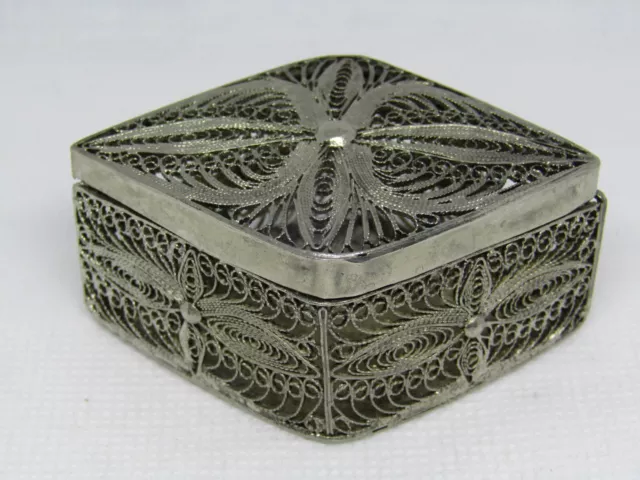 23-4-9 schöne Deckeldose Dose Box filigran bearbeitet versilbert Silver plated