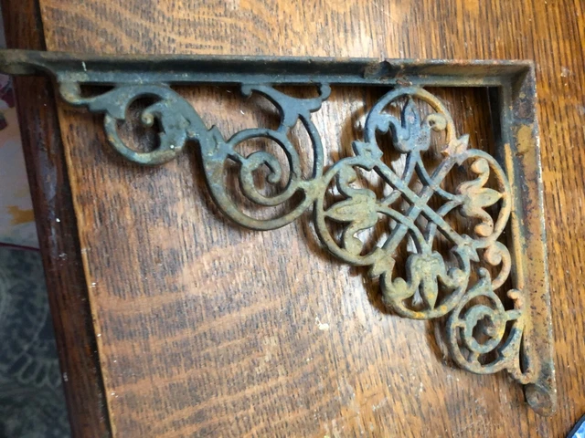 One  vintage cast iron shelf bracket
