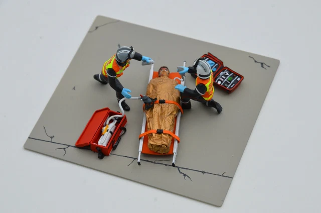 Figurines TINY City échelle 1/43 - Set "Pompiers Et Fille Au Thé Citron" (modèle FS01)