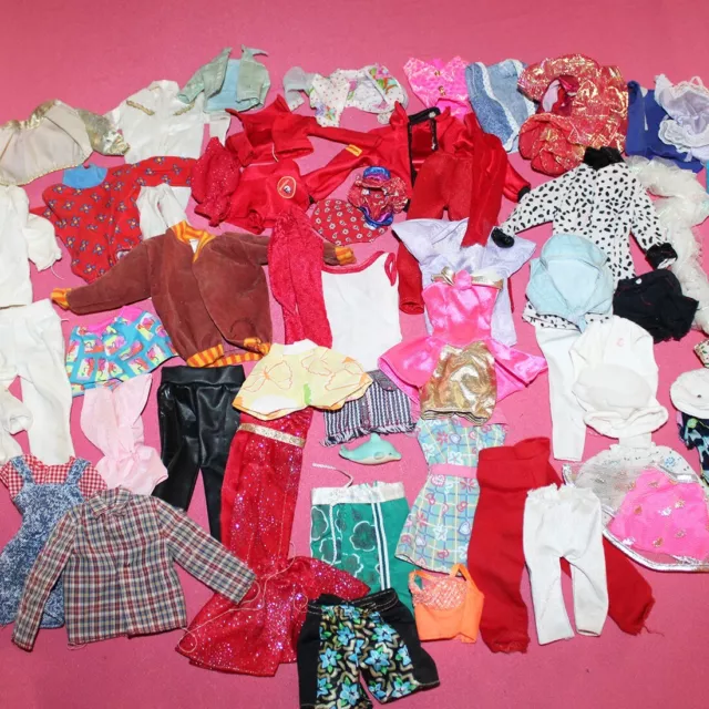 Lot de 40 vêtements pour Barbie Mattel vintage