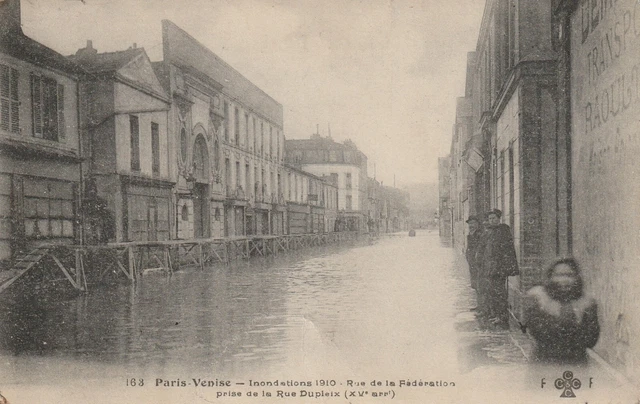 CPA 75 PARIS VENISE Rue de la Fédération taken from Rue Dupleix (15th stop)