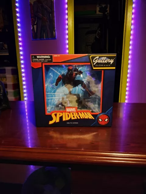 Marvel Spider-Man 1990's Diamond Gallery PVC Diorama Statue Diamond Select Toys