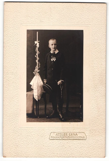 Fotografie Atelier Erna, Frankfurt a. M., Portrait Kommunikant mit Kerze und Ge