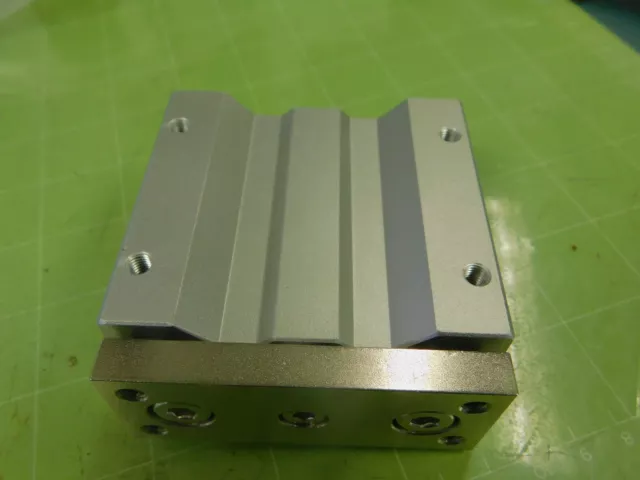 Cylindre compact SMC EMGQM 20-30 3