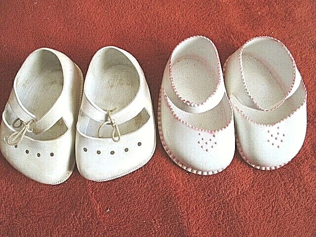 Ancienne paire de chaussures en peau (cuir) pour petite