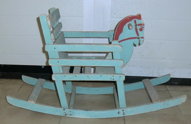 Un dessin animé d'un cheval avec une crinière et une queue blonde