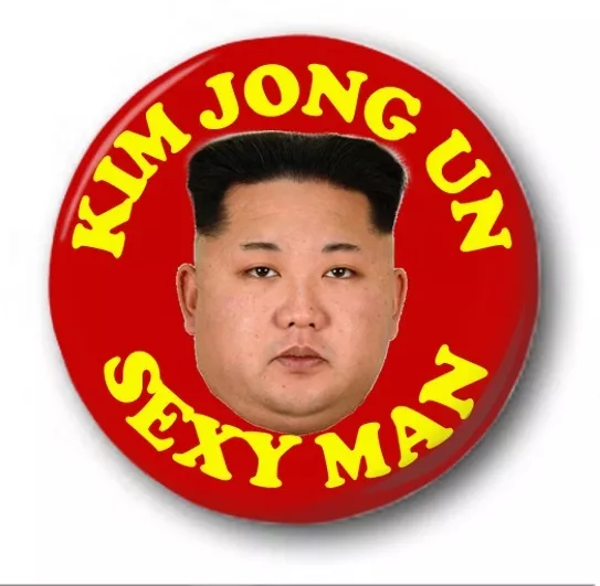 Kim Jon Un Sexy Homme - 2.5cm/25mm Bouton Badge - Nouveauté Nord Corée Blague