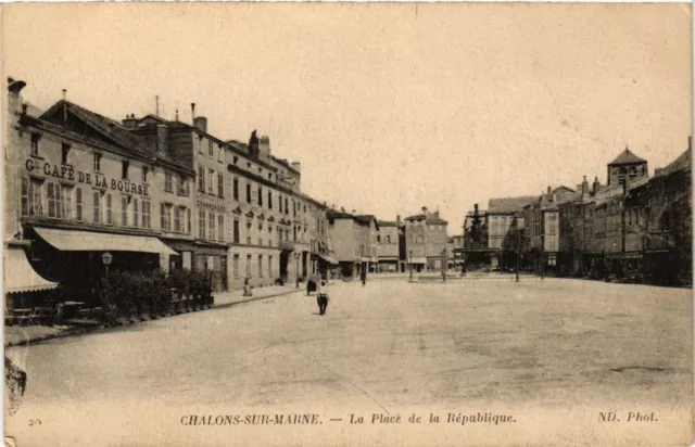 CPA CHALONS-sur-MARNE - La Place de la Republique (742647)