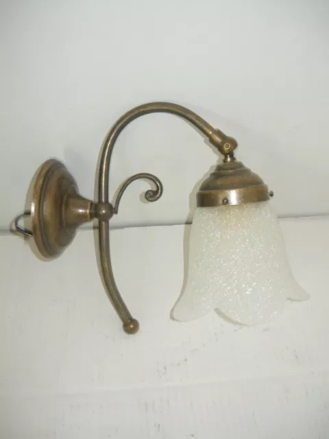 Applique in ottone anticato orientabile da parete con vetro satinato bianco bagn