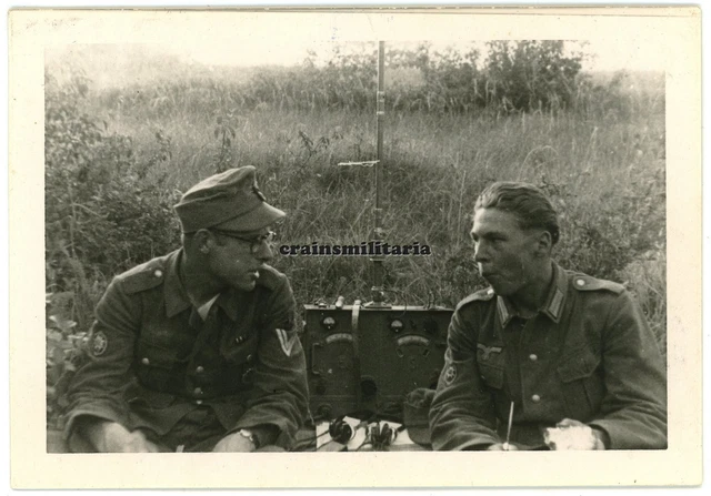 Orig. Foto Gebirgsjäger Nachrichten Funker mit Funkgerät im Gelände