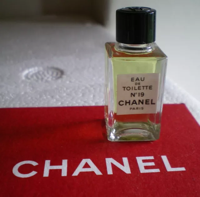 Miniature "N°19" CHANEL Paris 4 ml EDT + SANS BOITE + NEUF + NEW FULL + NO BOX