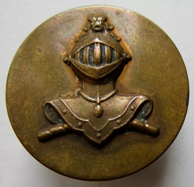 Bouton de livrée plat en métal doré représentant 1 Heaume de chevalier, de 28 mm