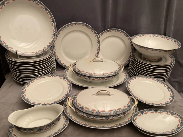 Service de table de style Louis XVI en porcelaine de Limoges