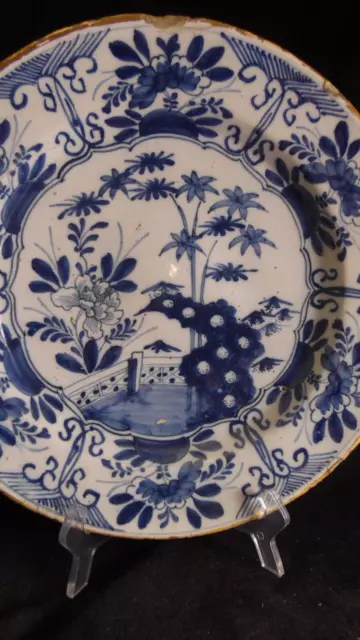 Grand plat rond ancien en porcelaine de Chine à décor de fleurs en camaieu bleu 2