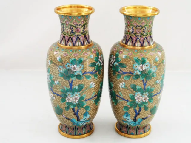 Paar Cloisonne Vasen Messing teils vergoldet emailliert Blumendekor, um 1920. H.