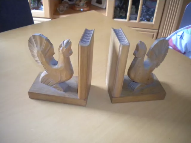 2 alte schöne seltene Buchstützen aus Holz