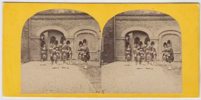 Kent Stereoview-Dover & schottische Soldaten im Highland Kleid draußen Grand Shaft