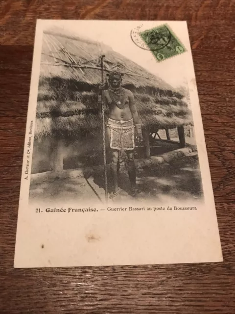 CPA - Guinée Française - Guerrier Bassari au poste de Boussoura Chevrier Et Cie