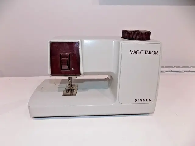 Singer Magic Tailor M100 Small Portable Sewing Machine UNTESTED Sold as PARTS