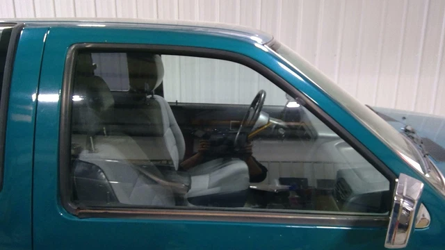 86-97 Nissan D21 Hardbody Pick Up OEM Front Passenger Door Window (GLASS ONLY)