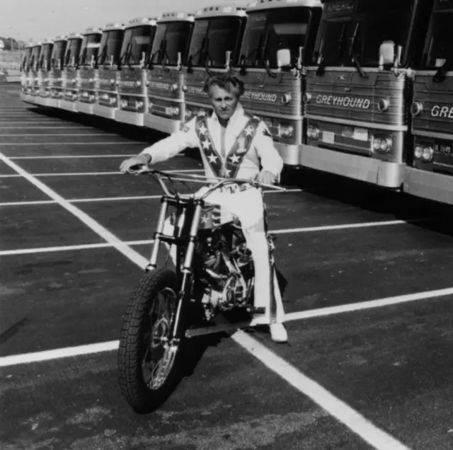 Evel Knievel On A Motorcycle Black And White 8x10 Picture Celebrity Print