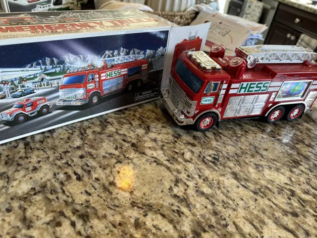 Hess 2005 Emergency Truck With Rescue Vehicle In Original Box With Styrofoam