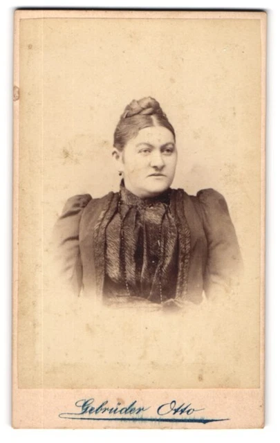 Fotografie Gebrüder Otto, Oranienburg, Berliner Str. 15, Edle Dame mit Haarkran