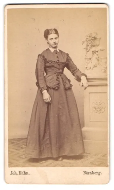 Fotografie Joh. Hahn, Nürnberg, junge Dame im Kleid mit Rüschen