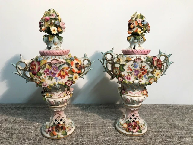 Paire de vases porcelaine de Saxe Sitzendorf époque XXème siècle