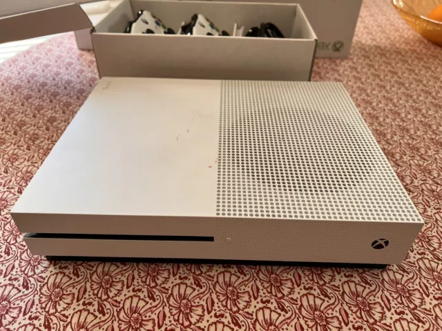 xbox One S 1 TB 2 Controller