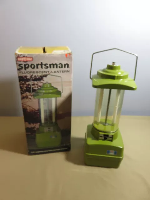 https://www.picclickimg.com/fnUAAOSwzHxkUAdK/Vintage-Ray-O-Vac-Sportsman-Fluorescent-Lantern-360S.webp