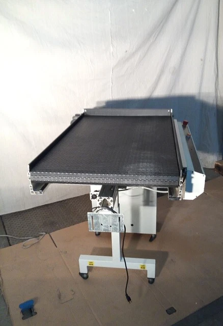 Universal Instruments Flat Belt Conveyor, 26.75" Process Width