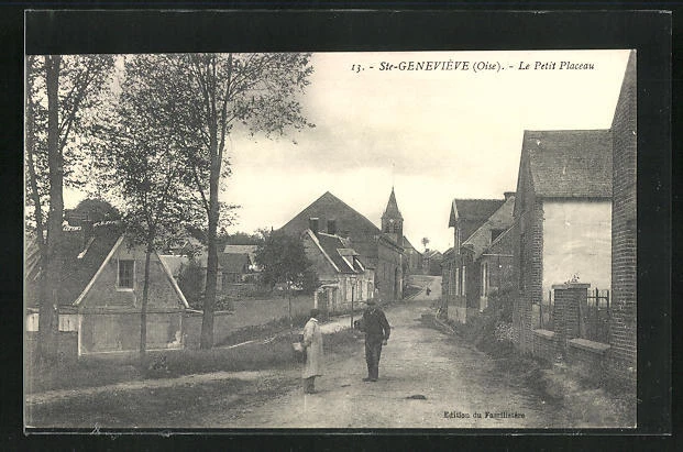 CPA Ste-Genevieve, Le Petit Placeau, view of houses and church