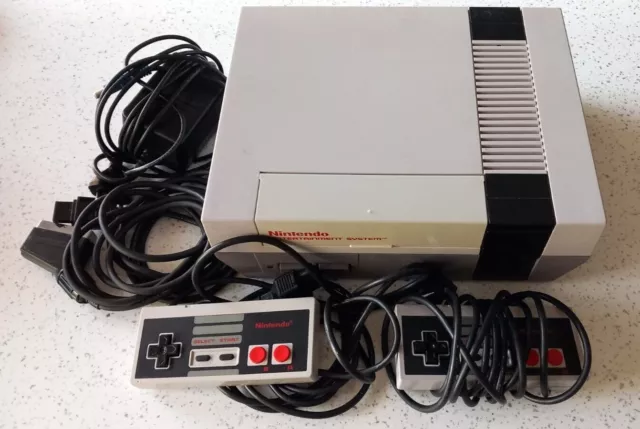 LOT Nintendo NES : Console + 4 jeux et 2 manettes + pistolet zapper (PAL)