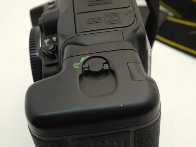 Nikon D7000 16.2MP DSLR Camera Body with grip etc   2004 Shutter Count!!