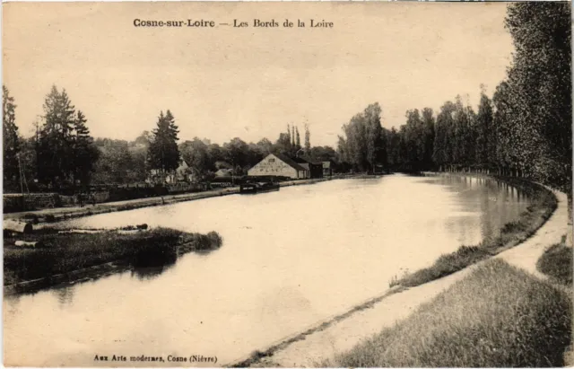 CPA COSNE-sur-LOIRE Les Bords de la Loire (805546)