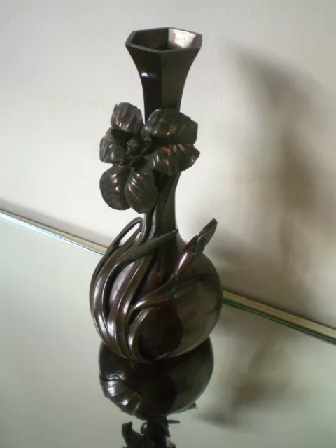 JAPON fin XIXe époque Meiji. Elégant vase en BRONZE Motif floral en relief