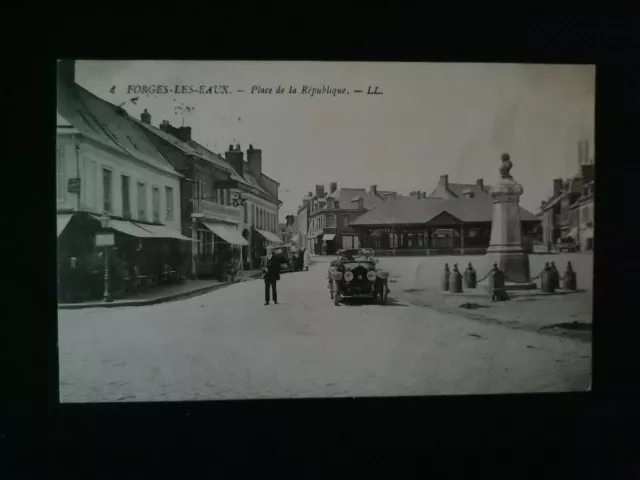 CPA 76 FORGES-LES-EAUX - Place de la République