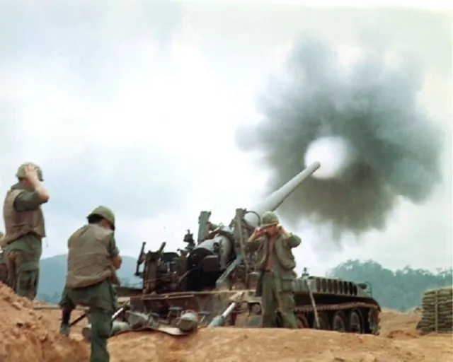 U.S. Soldiers fire M107 175mm self propelled gun 8"x 10" Vietnam War Photo 225