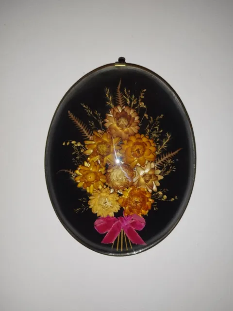 Cadre Ovale Avec Bouquet De Fleurs Séchées Vintage