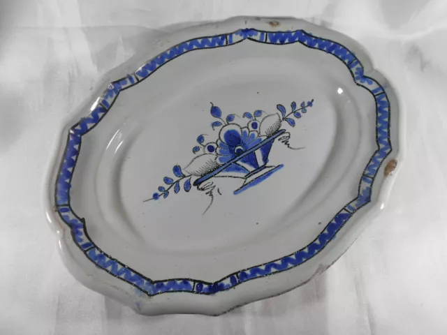 (010)  PLAT EN FAIENCE BLEU CAMAIEU & BLEU CLAIR CUL NOIR ROUEN XIX ème .