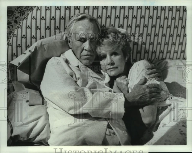 1983 Press Photo Actors Jason Robards, Georgann Johnson in "The Day After"