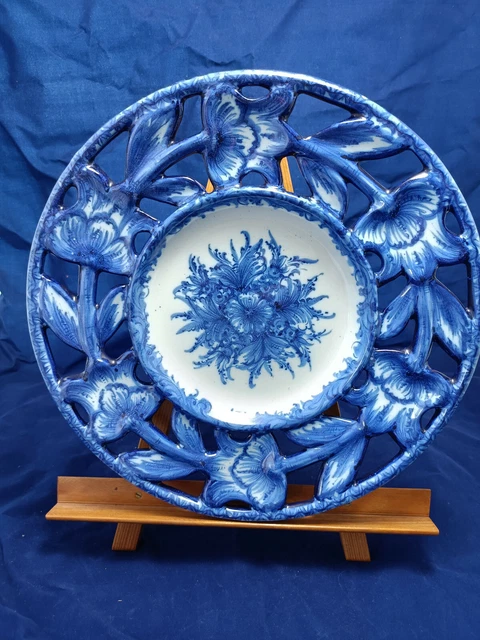 Assiette à dessert ancienne en porcelaine ajourée diamètre 20 cm. - France