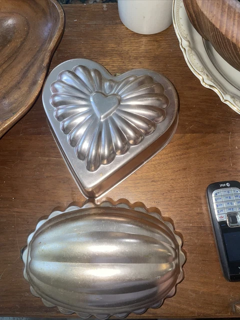 Dos moldes o colgantes de pared de gelatina de cobre vintage