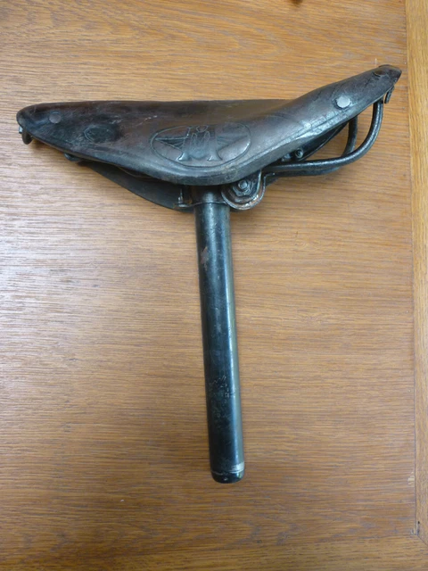 ANCIENNE SELLE DE VELO EN CUIR MARQUE SYLVIA FRANCE Cuir premier choix