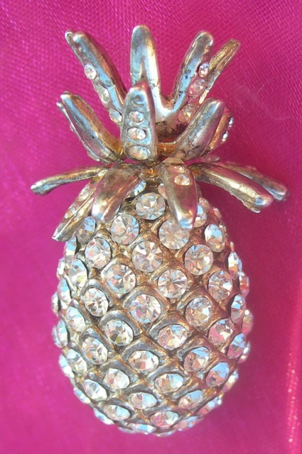 Broche en laiton façon feuille avec pavage de strass. - Bijoux Anciens