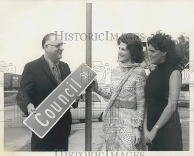 1972 Press Photo Council of Jewish Women Meet with James H. Pfister - noc20851