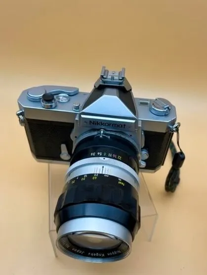 ¡Nikkormat (Nikomat) ft réflex limpia con lente principal de 135 mm y extras!